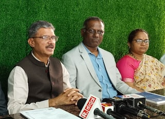 ಬಳ್ಳಾರಿಯಲ್ಲಿ ಸುದ್ದಿಗೋಷ್ಠಿ ನಡೆಸಿದ ಭಾರತೀಯ ಲೆಕ್ಕ ಪರಿಶೋಧಕರ ದಕ್ಷಿಣ ಪ್ರಾಂತೀಯ ಪರಿಷತ್ತಿನ ಅಧ್ಯಕ್ಷ ಸಿರಿಗೇರಿ ಪನ್ನರಾಜ್ ಅವರು ಹೊಸಪೇಟೆಯಲ್ಲಿ ಹಮ್ಮಿಕೊಂಡಿರುವ 55ನೇ ಪ್ರಾದೇಶಿಕ ಸಮ್ಮೇಳನ ಕುರಿತು ಮಾಹಿತಿ ನೀಡಿದರು.  | Kannada Prabha