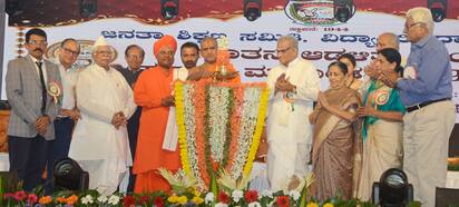 6ಡಿಡಬ್ಲೂಡಿ1ಧಾರವಾಡದ ವಿದ್ಯಾಗಿರಿ ಜೆಎಸ್ಸೆಸ್‌ ನೂತನ ಆಡಳಿತ ಮಂಡಳಿ ಸುವರ್ಣ ಮಹೋತ್ಸವ ಕಾರ್ಯಕ್ರಮಕ್ಕೆ ಶುಕ್ರವಾರ ಪೇಜಾವರ ಮಠದ ವಿಶ್ವಪ್ರಸನ್ನತೀರ್ಥ ಸ್ವಾಮೀಜಿ ದೀಪ ಬೆಳಗಿಸಿದರು. | Kannada Prabha