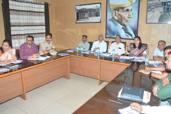 ಗದಗ ನಗರದ ಪ್ರವಾಸಿ ಮಂದಿರದಲ್ಲಿ ಜಿಲ್ಲಾ ಮಟ್ಟದ ಅಧಿಕಾರಿಗಳ ಸಭೆ ನಡೆಸಿದರು.  | Kannada Prabha