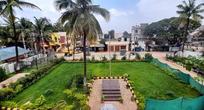 ಹಸಿರಿನಿಂದ ಕಂಗೊಳಿಸುತ್ತಿರುವ ಹಳೇ ಹುಬ್ಬಳ್ಳಿಯ ಕಸಬಾಪೇಟ ಪೊಲೀಸ್‌ ಠಾಣೆ. | Kannada Prabha