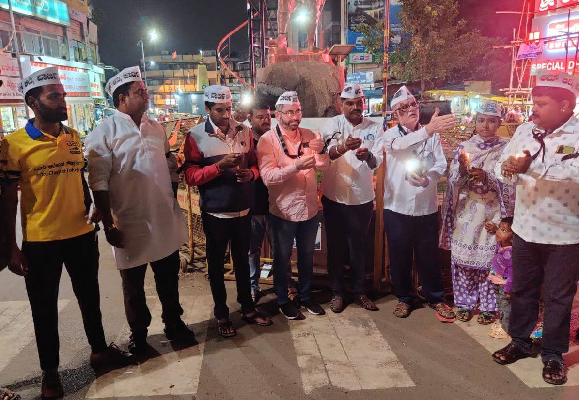 ಎಎಪಿ ಸಂಸದರ ಬಂಧನ ಖಂಡಿಸಿ ಹುಬ್ಬಳ್ಳಿಯ ಸಂಗೊಳ್ಳಿ ರಾಯಣ್ಣ ವೃತ್ತದಲ್ಲಿ ಆಮ್‌ ಆದ್ಮಿ ಪಾರ್ಟಿಯಿಂದ ಮೆಣದಬತ್ತಿ ಹಚ್ಚಿ ಪ್ರತಿಭಟಿಸಲಾಯಿತು. | Kannada Prabha