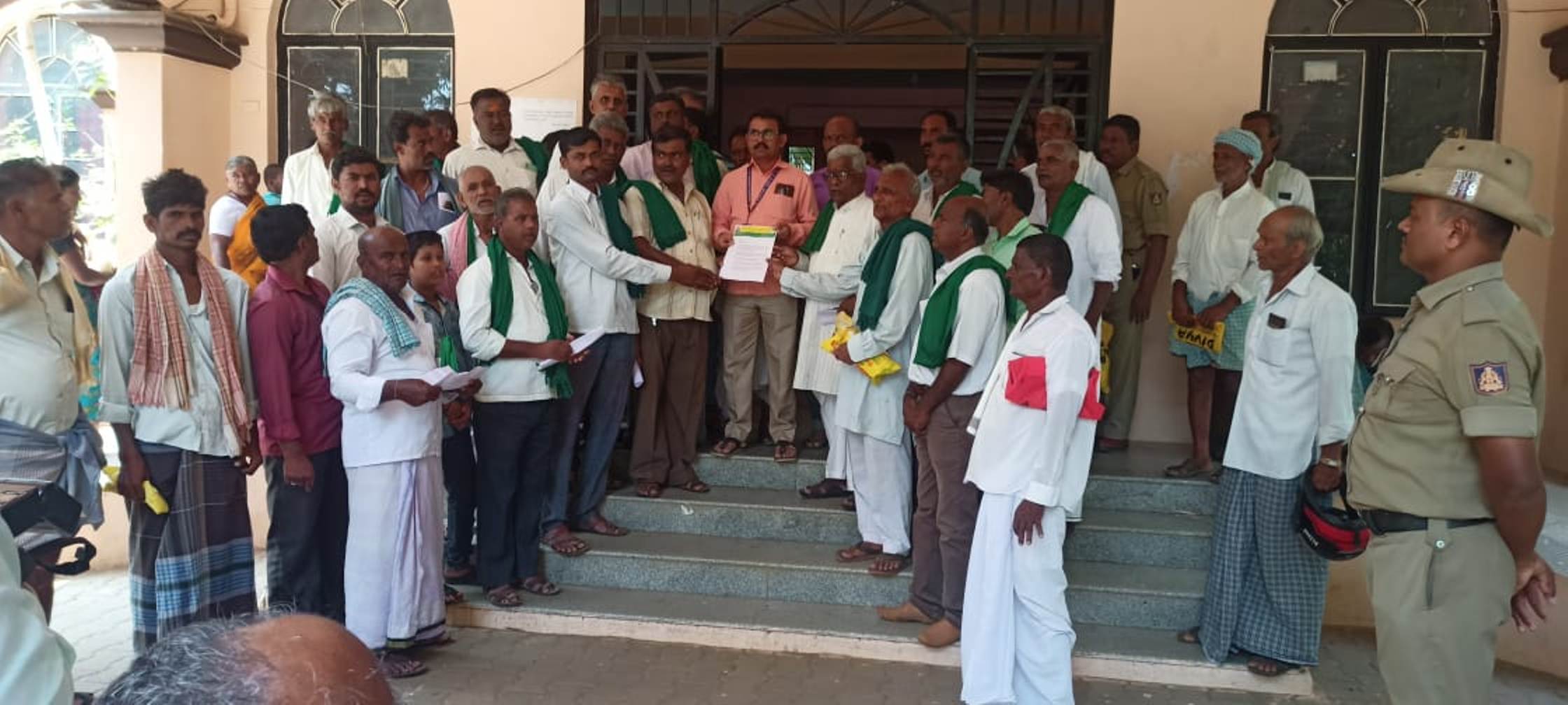 ಹಾವೇರಿ ತಹಸೀಲ್ದಾರ್ ಕಚೇರಿ ಎದುರು ರಾಜ್ಯ ರೈತ ಸಂಘ ಹಾಗೂ ಹಸಿರು ಸೇನೆ ಹಾವೇರಿ ತಾಲೂಕು ಘಟಕದಿಂದ ಶುಕ್ರವಾರ ಪ್ರತಿಭಟನೆ ಮಾಡಿ ತಹಸೀಲ್ದಾರ್ ಮೂಲಕ ಸರ್ಕಾರಕ್ಕೆ ಮನವಿ ಸಲ್ಲಿಸಲಾಯಿತು. | Kannada Prabha