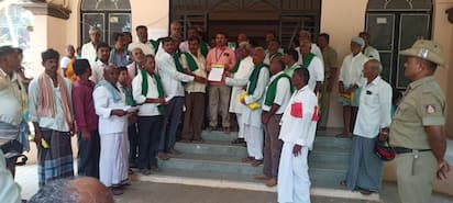 ಹಾವೇರಿ ತಹಸೀಲ್ದಾರ್ ಕಚೇರಿ ಎದುರು ರಾಜ್ಯ ರೈತ ಸಂಘ ಹಾಗೂ ಹಸಿರು ಸೇನೆ ಹಾವೇರಿ ತಾಲೂಕು ಘಟಕದಿಂದ ಶುಕ್ರವಾರ ಪ್ರತಿಭಟನೆ ಮಾಡಿ ತಹಸೀಲ್ದಾರ್ ಮೂಲಕ ಸರ್ಕಾರಕ್ಕೆ ಮನವಿ ಸಲ್ಲಿಸಲಾಯಿತು. | Kannada Prabha