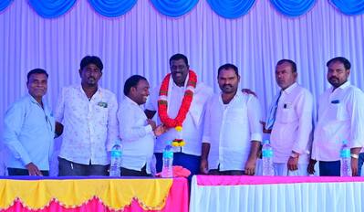 ಪೋಟೊ6ಕೆಪಿಎಲ್4: ಕೊಪ್ಪಳ ತಾಲೂಕಿನ ಹಾಲವರ್ತಿ ಗ್ರಾಮದಲ್ಲಿ ಶಾಸಕ ಕೆ ರಾಘವೇಂದ್ರ ಹಿಟ್ನಾಳ ಅವರಿಗೆ ಗ್ರಾಮದ ಮುಖಂಡರು ಸನ್ಮಾನಿಸಿದರು | Kannada Prabha