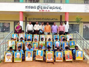 ಪೋಟೊ6ಕೆಎಸಟಿ1: ಕುಷ್ಟಗಿ ತಾಲೂಕಿನ ಕ್ಯಾದಗುಪ್ಪ ಗ್ರಾಮದ ಸರಕಾರಿ ಪ್ರೌಢಶಾಲೆಗೆ ನಿವೃತ್ತ ಶಿಕ್ಷಕರಾದ ಬಸಯ್ಯ ಗೋನಾಳಮಠ ಅವರು ಮಹಾನ್ ನಾಯಕರ ಫೋಟೋಗಳನ್ನು ಕೊಡುಗೆ ನೀಡಿದ್ದಾರೆ. | Kannada Prabha