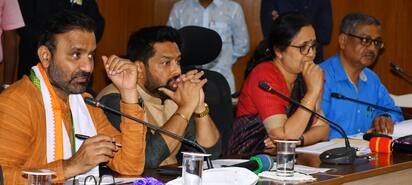 ಬಳ್ಳಾರಿಯ ಜಿ.ಪಂ.ಸಭಾಂಗಣದಲ್ಲಿ ಶನಿವಾರ ಜರುಗಿದ ಕಾರ್ಮಿಕ ಇಲಾಖೆ ಪ್ರಗತಿ ಪರಿಶೀಲನಾಸಭೆಯಲ್ಲಿ ಕಾರ್ಮಿಕ ಸಚಿವ ಸಂತೋಷ್ ಲಾಡ್  ಭಾಗವಹಿಸಿ, ಪರಿಶೀಲಿಸಿದರು.  | Kannada Prabha