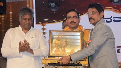 ವಿದ್ಯಾಗಿರಿ ಜೆಎಸ್ಸೆಸ್‌ 50ನೇ ವರ್ಷಾಚರಣೆಯಲ್ಲಿ ಭಾಗವಹಿಸಿದ ಕೇಂದ್ರ ಸಚಿವ ಪ್ರಹ್ಲಾದ ಜೋಶಿ ಅವರನ್ನು ಜೆಎಸ್ಸೆಸ್‌ ಕಾರ್ಯದರ್ಶಿ ಡಾ.ಅಜಿತ ಪ್ರಸಾದ ಗೌರವಿದರು. ಶಾಸಕ ಅರವಿಂದ ಬೆಲ್ಲದ ಇದ್ದಾರೆ. | Kannada Prabha