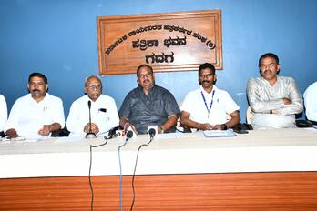 ಸುದ್ದಿಗೋಷ್ಠಿಯನ್ನು ಉದ್ದೇಶಿಸಿ ಎಚ್.ಬಿ.ಅಸೂಟಿ ಮಾತನಾಡಿದರು.  | Kannada Prabha