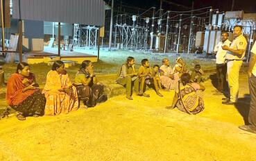 ರಾತ್ರಿವೇಳೆ ಜಮೀನುಗಳಿಗೆ ವಿದ್ಯುತ್ ಪೂರೈಸಿ ಎಂದು ಹೆಸ್ಕಾಂ ಗ್ರಿಡ್‌ನಲ್ಲಿ ಪ್ರತಿಭಟನೆ ಕುಳಿತ ಮಹಿಳೆಯರು. | Kannada Prabha