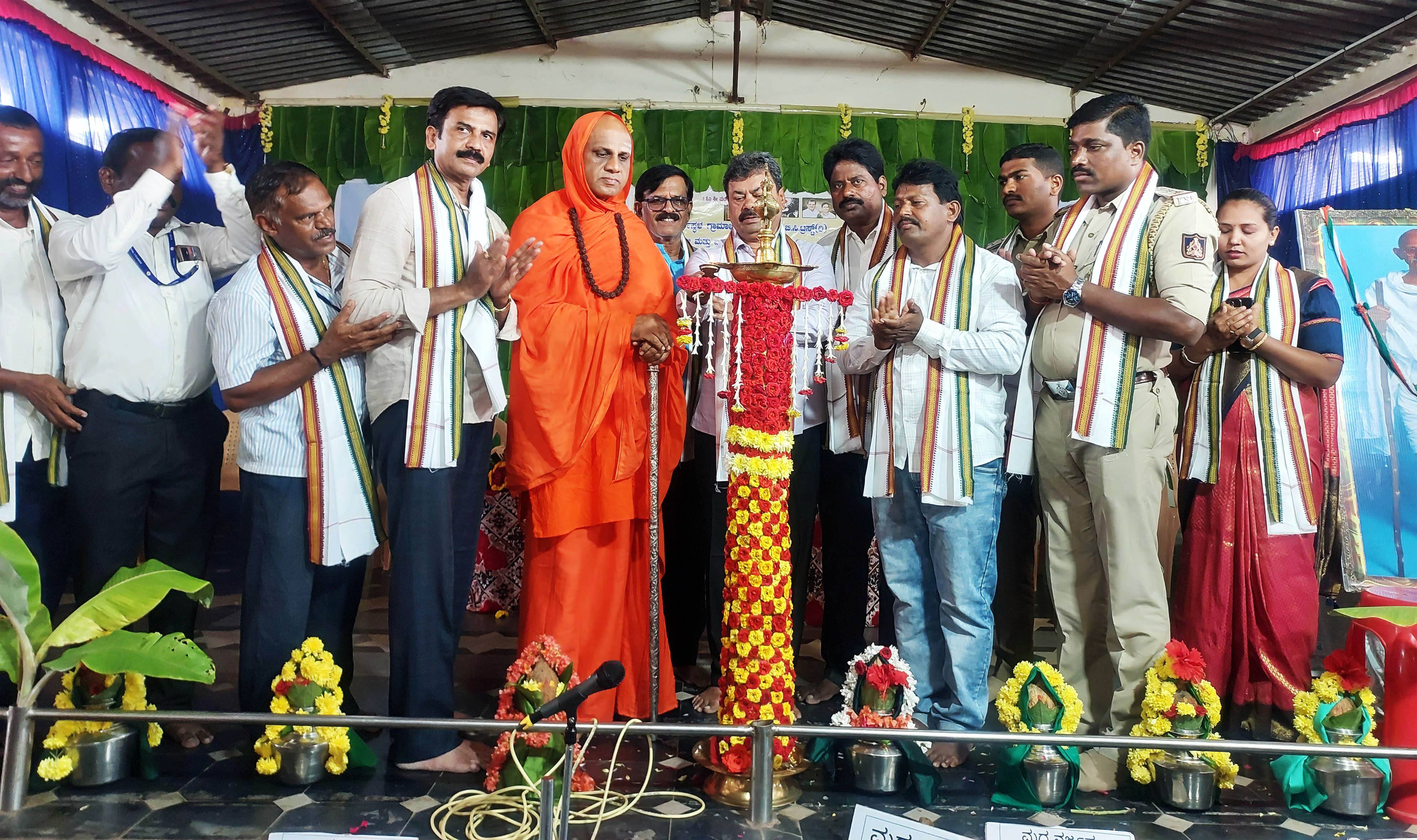 ಹೊನ್ನಾಳಿ ಫೋಟೋ 7ಎಚ್‌.ಎಲ್‌.ಐ1ಃ- ಹೊನ್ನಾಳಿ ಹಿರೇಕಲ್ಮಠದ ಸಮುದಾಯ ಭವನದಲ್ಲಿ ಶ್ರೀ ಕ್ಷೇತ್ರ ಧರ್ಮಸ್ಥಳ ಗ್ರಾಮೋದ್ಯೋಗ ಸಂಸ್ಥೆಯವತಿಯಿಂದ ಹಮ್ಮಿಕೊಂಡಿದ್ದ  ಗಾಂಧಿಸೃತಿ ಮತ್ತು ವ್ಯಸನಮುಕ್ತ ಸಾಧಕರ ಸಮವೇಶವನ್ನು ಮಾಜಿ ಸಚಿವ ಎಂ.ಪಿ.ರೇಣುಕಾಚಾರ್ಯ,ಹಿರೇಕಲ್ಮಠದ ಶ್ರೀಗಳು ಸೇರಿದಂತೆ ಗಣ್ಯರು ಉದ್ಘಾಟಿಸಿದರು.  | Kannada Prabha