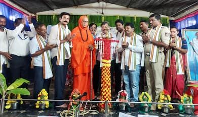 ಹೊನ್ನಾಳಿ ಫೋಟೋ 7ಎಚ್‌.ಎಲ್‌.ಐ1ಃ- ಹೊನ್ನಾಳಿ ಹಿರೇಕಲ್ಮಠದ ಸಮುದಾಯ ಭವನದಲ್ಲಿ ಶ್ರೀ ಕ್ಷೇತ್ರ ಧರ್ಮಸ್ಥಳ ಗ್ರಾಮೋದ್ಯೋಗ ಸಂಸ್ಥೆಯವತಿಯಿಂದ ಹಮ್ಮಿಕೊಂಡಿದ್ದ  ಗಾಂಧಿಸೃತಿ ಮತ್ತು ವ್ಯಸನಮುಕ್ತ ಸಾಧಕರ ಸಮವೇಶವನ್ನು ಮಾಜಿ ಸಚಿವ ಎಂ.ಪಿ.ರೇಣುಕಾಚಾರ್ಯ,ಹಿರೇಕಲ್ಮಠದ ಶ್ರೀಗಳು ಸೇರಿದಂತೆ ಗಣ್ಯರು ಉದ್ಘಾಟಿಸಿದರು.  | Kannada Prabha