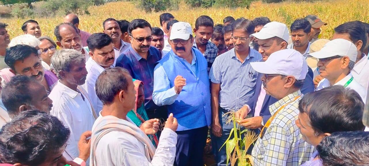 7ಎಚ್‌ಪಿಟಿ1- ವಿಜಯನಗರ ಜಿಲ್ಲೆಯ ಹೊಸಪೇಟೆ ತಾಲೂಕಿನ ನಂದಿಬಂಡಿ ಗ್ರಾಮದ ರೈತ ಮಹಿಳೆ ಮರಿಯವ್ವ, ರೈತ ಕರೀಂಸಾಬ್‌ರಿಂದ ವಿವರಣೆ ಪಡೆದ ಕೇಂದ್ರ ಬರ ಅಧ್ಯಯನ ತಂಡದ ಅಧಿಕಾರಿಗಳು. | Kannada Prabha