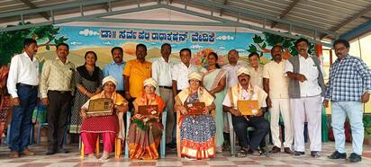 ಪೋಟೋ : 7 ಹೆಚ್‌ಎಸ್‌ಕೆ 3ಹೊಸಕೋಟೆ ತಾಲೂಕಿನ ಹಲಸಹಳ್ಳಿ ಗ್ರಾಮದಲ್ಲಿ ಮುಗಬಾಳ ಕ್ಲಸ್ಟರ್ ವ್ಯಾಪ್ತಿಯ್ಲ ಜಿಲ್ಲಾ ಪ್ರಶಸ್ತಿ ವಿಜೇತ ನಿವೃತ್ತ ಶಿಕ್ಷಕರನ್ನು ಶಿಕ್ಷಕರ ಸಂಘದ  ವತಿಯಿಂದ  ಅಭಿನಂಧಿಸಲಾಯಿತು. | Kannada Prabha