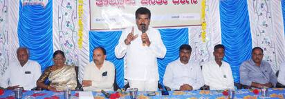 ಚಿಕ್ಕಮಗಳೂರು ತಾಲೂಕಿನ ಕಳಸಾಪುರ ಗ್ರಾಮದಲ್ಲಿ ಶನಿವಾರ ಆಯೋಜನೆ ಮಾಡಿದ್ದ ಜನತಾದರ್ಶನ ಕಾರ್ಯಕ್ರಮದಲ್ಲಿ ಶಾಸಕ ಎಚ್‌.ಡಿ. ತಮ್ಮಯ್ಯ ಅವರು ಮಾತನಾಡಿದರು. ತಹಶೀಲ್ದಾರ್‌ ಡಾ. ಸುಮಂತ್‌, ತಾಪಂ ಇಓ ತಾರಾನಾಥ್‌ ಇದ್ದರು. | Kannada Prabha