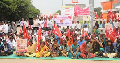 ವಿವಿಧ ಬೇಡಿಕೆ ಈಡೇರಿಸಲು  ಒತ್ತಾಯಿಸಿ ಸಿಪಿಐ ನೇತೃತ್ವದಲ್ಲಿ ಚಿಕ್ಕಮಗಳೂರಿನ ಆಜಾದ್‌ ಪಾರ್ಕ್ ವೃತ್ತದಲ್ಲಿ ಶನಿವಾರ ಪ್ರತಿಭಟನೆ ನಡೆಯಿತು. | Kannada Prabha