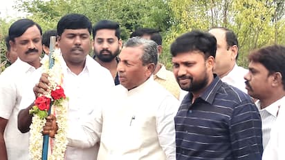 ದೇವನಹಳ್ಳಿ ತಾಲೂಕು ಸಾವುಕನಹಳ್ಳಿ ಬಳಿ ಚೆಕ್‌ಡ್ಯಾಂ ನಿರ್ಮಾಣಕ್ಕೆ ಸಚಿವ ಕೆ. ಹೆಚ್‌. ಮುನಿಯಪ್ಪ ಚಾಲನೆ ನೀಡಿದರು, ಪಂಚಾಯಿತಿ ಅಧ್ಯಕ್ಷ ಎಸ್‌. ಪಿ. ಮುನಿರಾಜು ಇದ್ದಾರೆ. | Kannada Prabha