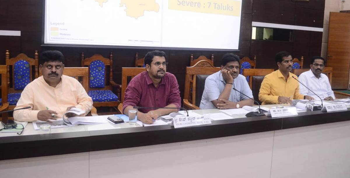 ೭ಕೆಎಂಎನ್‌ಡಿ-೭ಮಂಡ್ಯದ ಜಿಲ್ಲಾ ಪಂಚಾಯತ್ ಕಾವೇರಿ ಸಭಾಂಗಣದಲ್ಲಿ ನಡೆದ ಬರ ಪರಿಸ್ಥಿತಿ ಅವಲೋಕನ ಸಭೆಯ ಅಧ್ಯಕ್ಷತೆ ವಹಿಸಿ ಮಾತನಾಡಿ ಪ್ರಾದೇಶಿಕ ಆಯುಕ್ತ ಡಾ.ಜಿ.ಸಿ.ಪ್ರಕಾಶ್ ಮಾತನಾಡಿದರು. | Kannada Prabha