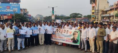 7ಕೆಆರ್ ಎಂಎನ್ 11.ಜೆಪಿಜಿರಾಮನಗರ ಐಜೂರು ವೃತ್ತದಲ್ಲಿ  ಕಾಂಗ್ರೆಸ್ ಕಾರ್ಯಕರ್ತರು ಪ್ರತಿಭಟನೆ ನಡೆಸಿದರು. | Kannada Prabha