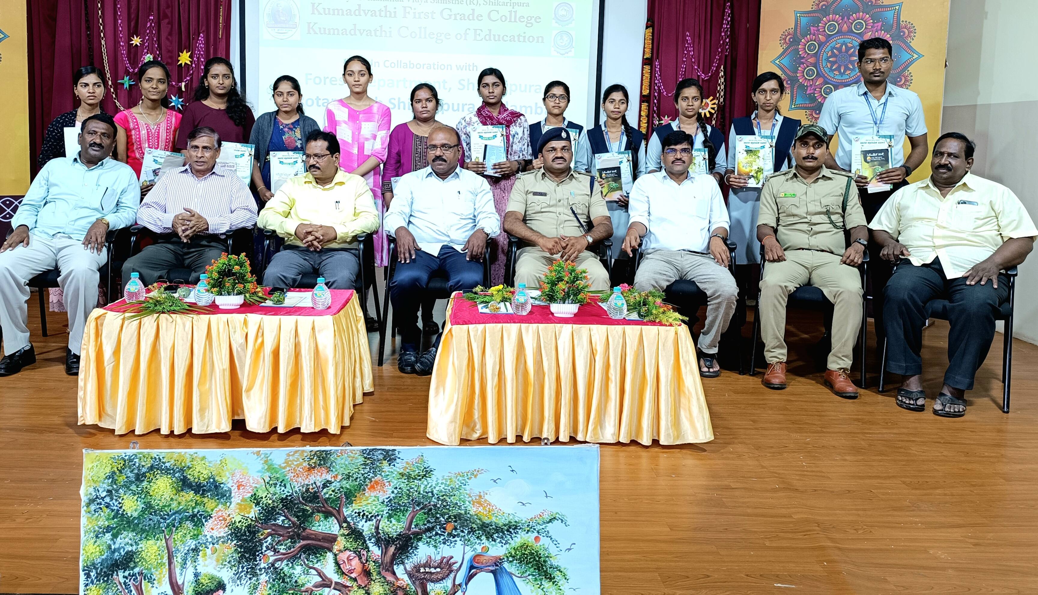 ಶಿಕಾರಿಪುರದ ಕುಮದ್ವತಿ ಶಿಕ್ಷಣ ಸಂಸ್ಥೆಯಲ್ಲಿ ಶನಿವಾರ ನಡೆದ ವನ್ಯ ಜೀವಿ ಸಪ್ತಾಹ ಕಾರ್ಯಕ್ರಮದಲ್ಲಿ ವಿವಿಧ ಸ್ಪರ್ದೆಯಲ್ಲಿ ವಿಜೇತ ವಿದ್ಯಾರ್ಥಿಗಳಿಗೆ ಬಹುಮಾನ ವಿತರಿಸಲಾಯಿತು. | Kannada Prabha