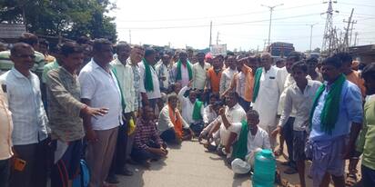 ರೈತರ ಪಂಪ್ ಸೆಟ್ ಗಳಿಗೆ ನಿರಂತರ 7 ತಾಸು ತ್ರೀಫೇಸ್ ವಿದ್ಯುತ್ ನೀಡುವಂತೆ ಒತ್ತಾಯಿಸಿ ರೈತರು ರಸ್ತೆ ತಡೆನಡೆಸಿ ಪ್ರತಿಭಟನೆ ನಡೆಸಿದರು. | Kannada Prabha