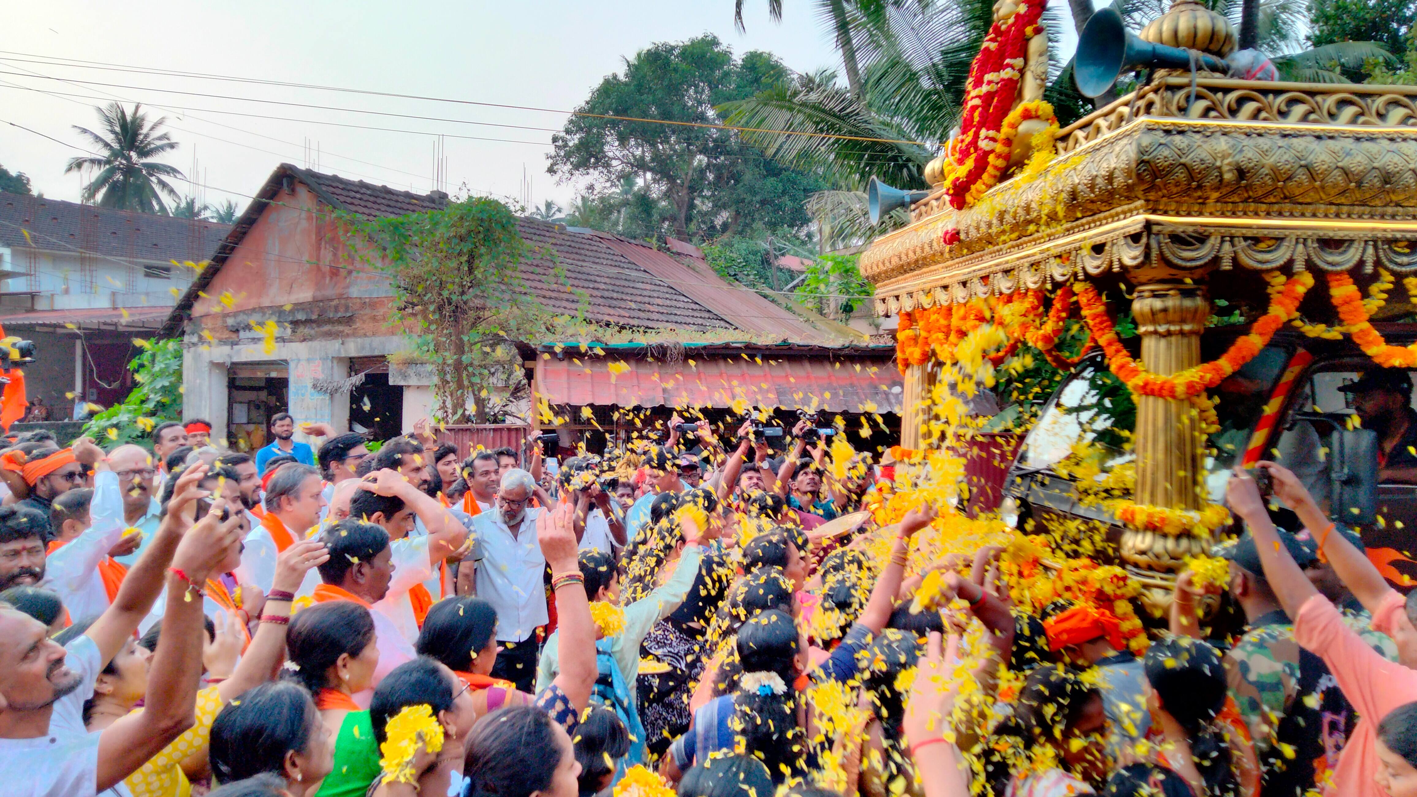 ಫೋಟೋ: 7ಪಿಟಿಆರ್‌-ವಿಎಚ್‌ಪಿ 1ನಗರದಲ್ಲಿ ಶೌರ್ಯ ಜಾಗರಣಾ ರಥರಾತ್ರೆಯನ್ನ್ಉ ಸ್ವಾಗತಿಸಲಾಯಿತು. ಫೋಟೋ: 7ಪಿಟಿಆರ್‌-ವಿಎಚ್‌ಪಿ2ಕಿಲ್ಲೆಮೈದಾನದಲ್ಲಿ ಹಿಂದೂ ಶೌರ್ಯಸಂಗಮ ನಡೆಯಿತು.  | Kannada Prabha