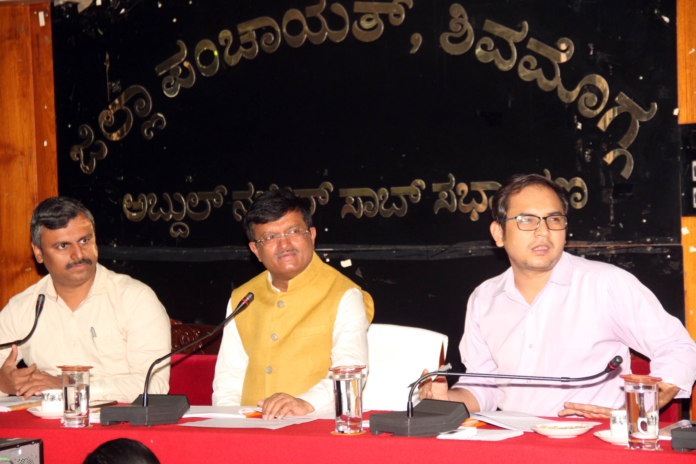 ಪೋಟೋ: 7ಎಸ್‌ಎಂಜಿಕೆಪಿ05ಶಿವಮೊಗ್ಗದ ಜಿಲ್ಲಾ ಪಂಚಾಯಿತಿ ಸಭಾಗಂಣದಲ್ಲಿ ಶನಿವಾರ ಏರ್ಪಡಿಸಿದ್ದ  ಜಿಲ್ಲಾ ಪ್ರಗತಿ ಪರಿಶೀಲನಾ ಸಭೆಯಲ್ಲಿ ಸರ್ಕಾರದ ಅಪರ ಮುಖ್ಯ ಕಾರ್ಯದರ್ಶಿ ಎಸ್‌.ಆರ್‌.ಉಮಾಶಂಕರ್‌ ಮಾತನಾಡಿದರು. | Kannada Prabha
