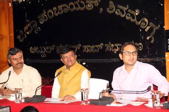 ಪೋಟೋ: 7ಎಸ್‌ಎಂಜಿಕೆಪಿ05ಶಿವಮೊಗ್ಗದ ಜಿಲ್ಲಾ ಪಂಚಾಯಿತಿ ಸಭಾಗಂಣದಲ್ಲಿ ಶನಿವಾರ ಏರ್ಪಡಿಸಿದ್ದ  ಜಿಲ್ಲಾ ಪ್ರಗತಿ ಪರಿಶೀಲನಾ ಸಭೆಯಲ್ಲಿ ಸರ್ಕಾರದ ಅಪರ ಮುಖ್ಯ ಕಾರ್ಯದರ್ಶಿ ಎಸ್‌.ಆರ್‌.ಉಮಾಶಂಕರ್‌ ಮಾತನಾಡಿದರು. | Kannada Prabha