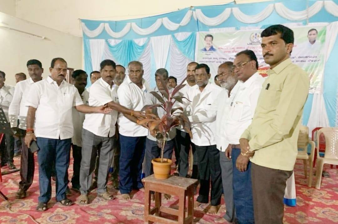 ಶಹಾಪುರ ಟೌನ್‌ಹಾಲ್ ಸಭಾಂಗಣದಲ್ಲಿ ಕರ್ನಾಟಕ ರಾಜ್ಯ ಸರಕಾರಿ ನೌಕರರ ಸಂಘ ತಾಲೂಕ ಶಾಖೆ ಹಾಗೂ ಸರಕಾರಿ ನೌಕರರ ಗೃಹ ನಿರ್ಮಾಣ ಸಹಕಾರ ಸಂಘ ಶಹಾಪೂರ ಇವರ ಜಂಟಿ ಆಶ್ರಯದಲ್ಲಿ ಕರ್ನಾಟಕ ರಾಜ್ಯ ಸರಕಾರಿ ನೌಕರರ ಸಂಘದ ನೂತನವಾಗಿ ಆಯ್ಕೆಯಾದ ಪದಾಧಿಕಾರಿಗಳಿಗೆ ಹಾಗೂ ತಾಲೂಕಿನಿಂದ ಬೇರೆಡೆಗೆ ವರ್ಗಾವಣೆಗೊಂಡ ಎಲ್ಲಾ ಇಲಾಖೆಗಳ ಸರಕಾರಿ ನೌಕರರಿಗೆ ಅಭಿನಂದನಾ ಸಮಾರಂಭ ಹಮ್ಮಿಕೊಳ್ಳಲಾಗಿತ್ತು. | Kannada Prabha