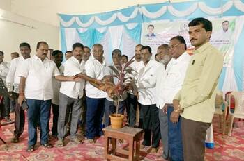 ಶಹಾಪುರ ಟೌನ್‌ಹಾಲ್ ಸಭಾಂಗಣದಲ್ಲಿ ಕರ್ನಾಟಕ ರಾಜ್ಯ ಸರಕಾರಿ ನೌಕರರ ಸಂಘ ತಾಲೂಕ ಶಾಖೆ ಹಾಗೂ ಸರಕಾರಿ ನೌಕರರ ಗೃಹ ನಿರ್ಮಾಣ ಸಹಕಾರ ಸಂಘ ಶಹಾಪೂರ ಇವರ ಜಂಟಿ ಆಶ್ರಯದಲ್ಲಿ ಕರ್ನಾಟಕ ರಾಜ್ಯ ಸರಕಾರಿ ನೌಕರರ ಸಂಘದ ನೂತನವಾಗಿ ಆಯ್ಕೆಯಾದ ಪದಾಧಿಕಾರಿಗಳಿಗೆ ಹಾಗೂ ತಾಲೂಕಿನಿಂದ ಬೇರೆಡೆಗೆ ವರ್ಗಾವಣೆಗೊಂಡ ಎಲ್ಲಾ ಇಲಾಖೆಗಳ ಸರಕಾರಿ ನೌಕರರಿಗೆ ಅಭಿನಂದನಾ ಸಮಾರಂಭ ಹಮ್ಮಿಕೊಳ್ಳಲಾಗಿತ್ತು. | Kannada Prabha