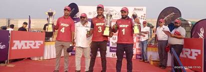 ಗುಬ್ಬಿ ತಾಲೂಕಿನಲ್ಲಿ ನಡೆದ  ಸ್ಕೂಟರ್ ರೇಸ್  ನಲ್ಲಿ ಬಹುಮಾನಗಳಿಸಿದ ಸ್ಪರ್ಧಿಗಳು ಹಾಗೂ  ಇನ್ನಿತರರು. | Kannada Prabha