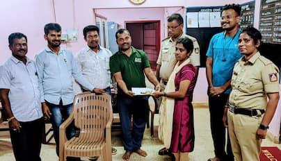 ಪೊಟೋ ಪೈಲ್ : 8ಬಿಕೆಲ್2: ಆಟೋದಲ್ಲಿ ಮಹಿಳೆ ಬಿಟ್ಟು ಹೋದ ಚಿನ್ನಾಭರಣ ಇದ್ದ ಬ್ಯಾಗ್ ಮರಳಿಸಿದ ಆಟೋ ಚಾಲಕ  | Kannada Prabha