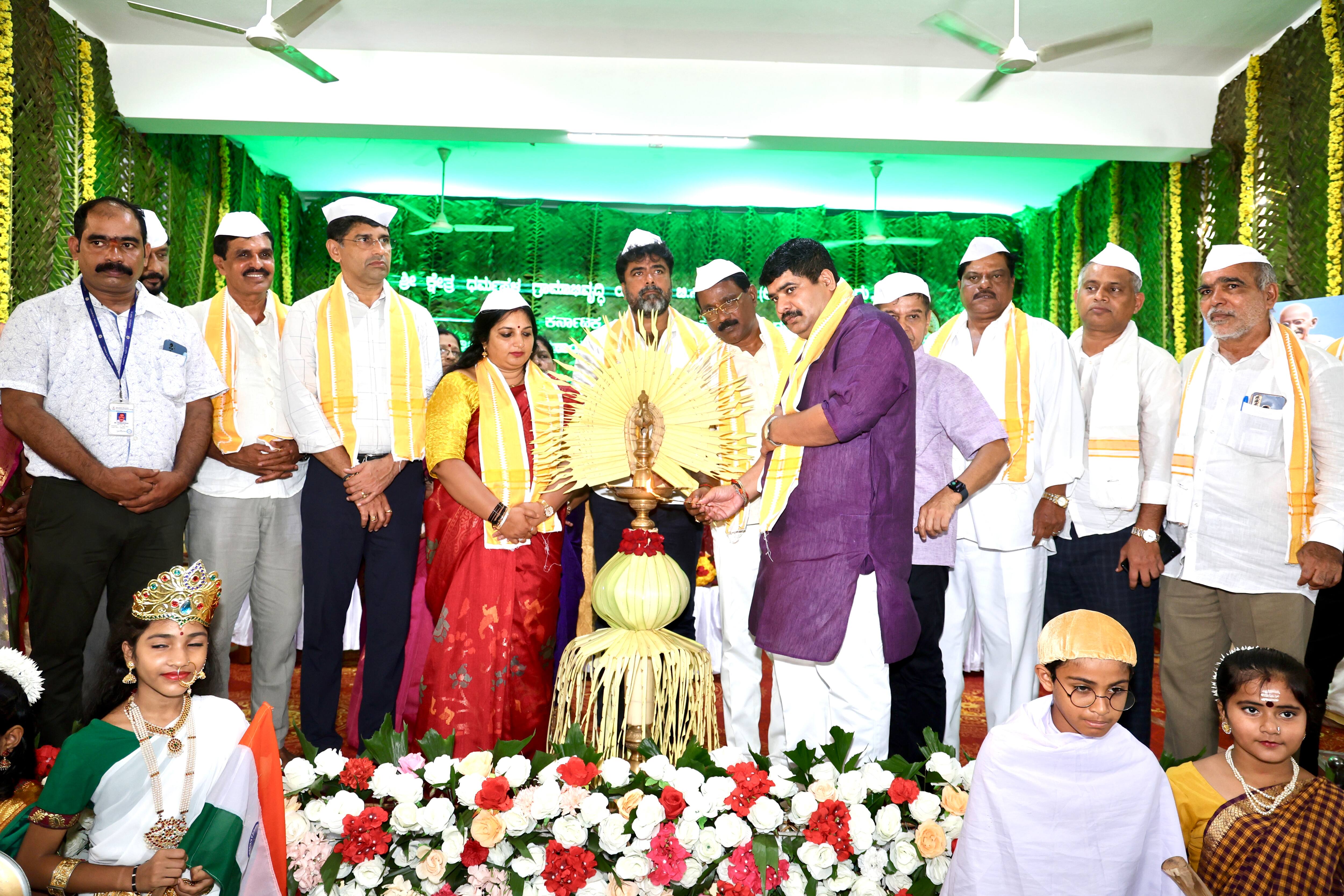 ಕಾರ್ಯಕ್ರಮ ಉದ್ಘಾಟಿಸುತ್ತಿರುವ ಶಾಸಕ ವೇದವ್ಯಾಸ ಕಾಮತ್ | Kannada Prabha
