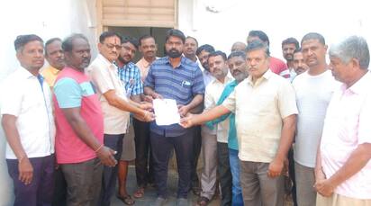 ರಾಜ್ಯದಲ್ಲಿನ ವಿದ್ಯುತ್ ಮಗ್ಗಗಳಿಗೆ ಉಚಿತವಾಗಿ ವಿದ್ಯುತ್ ಪೂರೈಕೆ ಮಾಡುವಂತೆ ಒತ್ತಾಯಿಸಿ ಮನವಿ ಸಲ್ಲಿಸಲಾಯಿತು. | Kannada Prabha