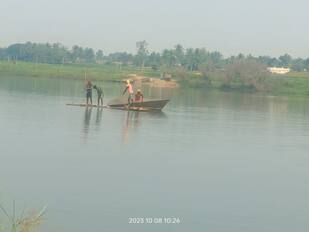 ಹೂವಿನಹಡಗಲಿ ತಾಲೂಕಿನ ಬ್ಯಾಲಹುಣ್ಸಿಯ ಬಳಿ ಹಾವೇರಿ ಜಿಲ್ಲೆಯ ಮರಳು ಅಕ್ರಮ ದಂಧೆಕೋರರು ತೆಪ್ಪದಲ್ಲಿ ಮರಳು ಲೂಟಿ ಮಾಡುತ್ತಿರುವುದು. | Kannada Prabha
