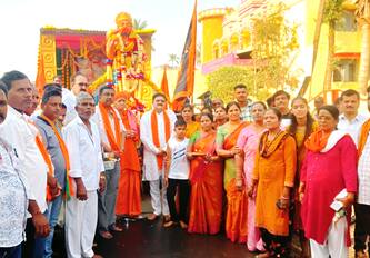 ಭಾನವಾರ ಹಳಿಯಾಳ ತಾಲೂಕಿನಲ್ಲಿ ಸಂಚಾರ ಕೈಗೊಂಡು ಸಂಜೆ ಪಟ್ಟಣಕ್ಕೆ ಆಗಮಿಸಿದ  ಶೌರ್ಯ ಜಾಗರಣಾ ರಥಯಾತ್ರೆಯನ್ನು ಶ್ರೀ ಗಣೇಶ ದೇವಸ್ಥಾನದ ಬಳಿ ಶಾಸ್ತ್ರೋಕ್ತವಾಗಿ ಬರಮಾಡಿಕೊಳ್ಳಲಾಯಿತು. | Kannada Prabha