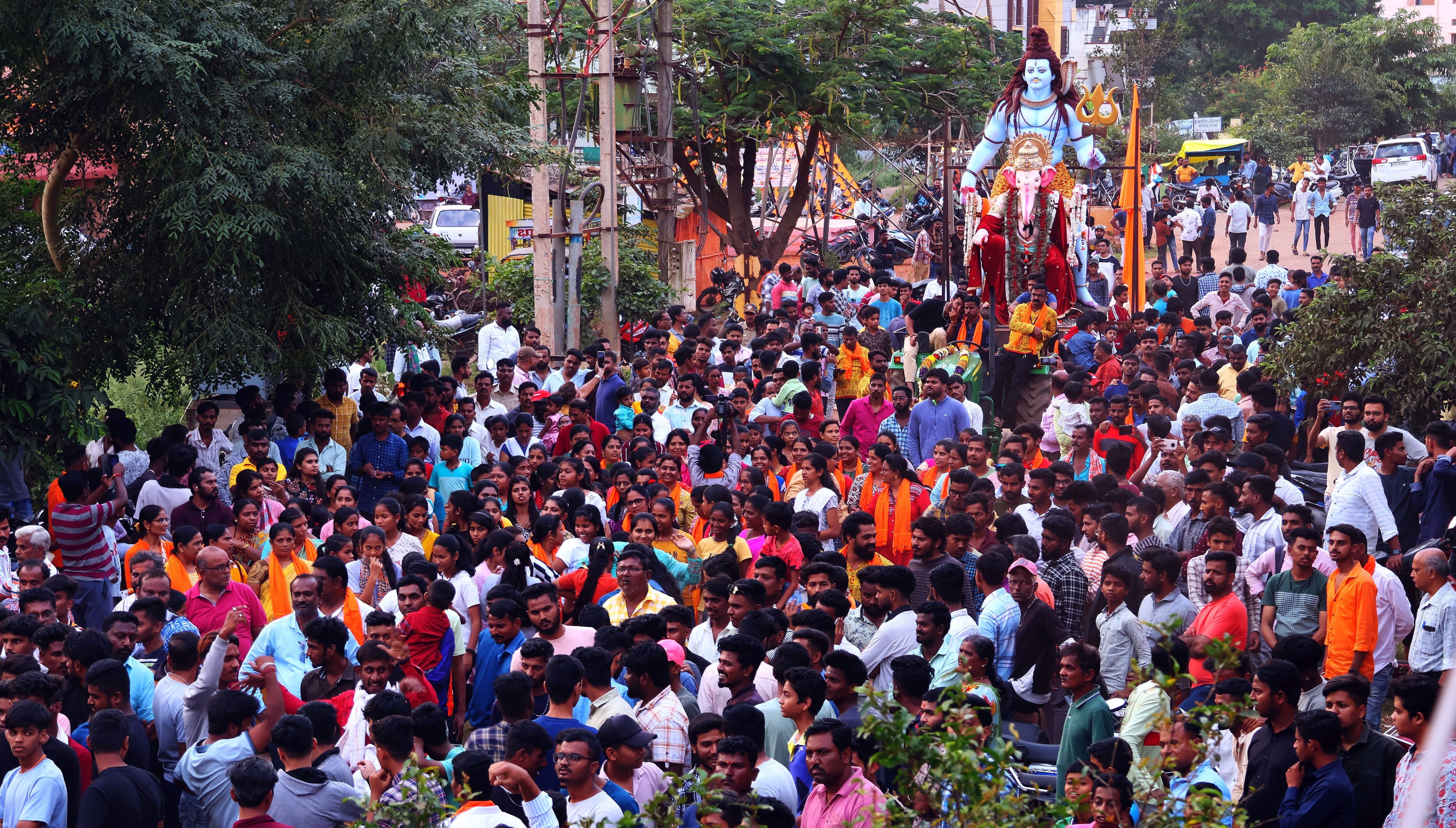 ಹುಬ್ಬಳ್ಳಿಯ ನವನಗರದ ಪಂಚಾಕ್ಷರಿ ನಗರದಲ್ಲಿ ಪ್ರತಿಷ್ಠಾಪಿಸಲಾಗಿದ್ದ ಗಣೇಶ ಮೂರ್ತಿಯ ಅದ್ಧೂರಿ ಮೆರವಣಿಗೆಯಲ್ಲಿ ಪಾಲ್ಗೊಂಡಿರುವ ಜನತೆ. | Kannada Prabha