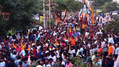 ಹುಬ್ಬಳ್ಳಿಯ ನವನಗರದ ಪಂಚಾಕ್ಷರಿ ನಗರದಲ್ಲಿ ಪ್ರತಿಷ್ಠಾಪಿಸಲಾಗಿದ್ದ ಗಣೇಶ ಮೂರ್ತಿಯ ಅದ್ಧೂರಿ ಮೆರವಣಿಗೆಯಲ್ಲಿ ಪಾಲ್ಗೊಂಡಿರುವ ಜನತೆ. | Kannada Prabha