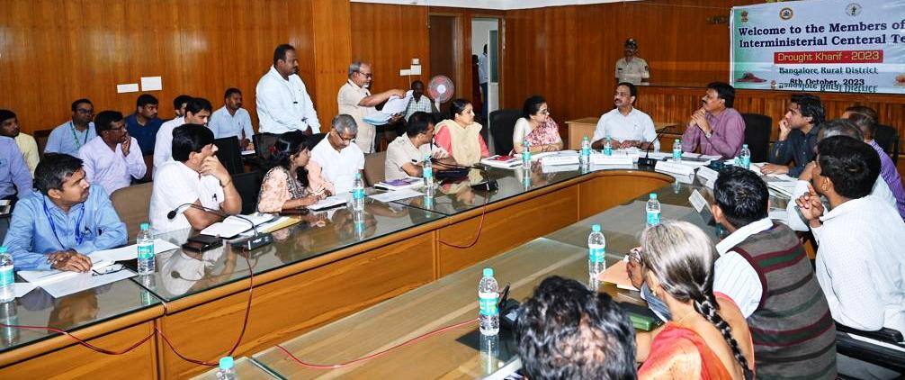  ಬೆಂ.ಗ್ರಾ ಜಿಲ್ಲೆಗೆ ಭೇಟಿ ನೀಡಿದ ಕೇಂದ್ರ ಬರ ಅಧ್ಯಯನ ತಂಡದ ಸದಸ್ಯರು ಜಿಲ್ಲೆಯ ಅಧಿಕಾರಿಗಳ ಜೊತೆ ಸಭೆ ನಡೆಸಿ ಬರ ಪರಿಸ್ಥಿತಿಯ ಕುರಿತು ಮಾಹಿತಿ ಪಡೆದರು. | Kannada Prabha
