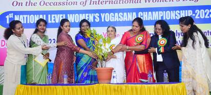 ಕ್ಯಾಪ್ಷನಃ8ಕೆಡಿವಿಜಿ43ಃದಾವಣಗೆರೆಯಲ್ಲಿ ಸಪ್ತರ್ಷಿ ಯೋಗಧಾರ ಸ್ಪೋರ್ಟ್ಸ್ ಅಕಾಡೆಮಿಯಿಂದ  ಏರ್ಪಡಿಸಿದ್ದ  ರಾಷ್ಟ್ರ ಮಟ್ಟದ ಮಹಿಳೆಯರ ಯೋಗಾಸನ ಚಾಂಪಿಯನ್ ಶಿಪ್- 2023ನ್ನು ಎಸ್‌ಪಿ ಉಮಾ ಪ್ರಶಾಂತ್‌ ಉದ್ಘಾಟಿಸಿದರು. | Kannada Prabha