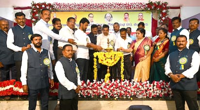 8ಕೆಡಿವಿಜ4-ಕರ್ನಾಟಕ ರಾಜ್ಯ ಪರಿಶಿಷ್ಟ ಪಂಗಡಗಳ ಸರ್ಕಾರಿ ನೌಕರರ ಸಂಘದ ಜಿಲ್ಲಾ ಘಟಕ ಹಮ್ಮಿಕೊಂಡಿದ್ದ ವಾಲ್ಮೀಕಿ ನಾಯಕ ಎಸ್‌ಟಿ ಸಮುದಾಯದ ಎಸ್ಸೆಸ್ಸೆಲ್ಸಿ-ಪಿಯುಸಿ ಪರೀಕ್ಷೆಯಲ್ಲಿ ಹೆಚ್ಚು ಅಂಕ ಪಡೆದ ವಿದ್ಯಾರ್ಥಿಗಳಿಗೆ ಸನ್ಮಾನ ಸಮಾರಂಭ ಉದ್ಘಾಟಿಸಿ ಇನ್‌ಸೈಟ್ಸ್ ಅಕಾಡೆಮಿ ಸಂಸ್ಥಾಪಕ ಜಿ.ಬಿ.ವಿನಯಕುಮಾರ. ...............8ಕೆಡಿವಿಜ5-ಕರ್ನಾಟಕ ರಾಜ್ಯ ಪರಿಶಿಷ್ಟ ಪಂಗಡಗಳ ಸರ್ಕಾರಿ ನೌಕರರ ಸಂಘದ ಜಿಲ್ಲಾ ಘಟಕ ಹಮ್ಮಿಕೊಂಡಿದ್ದ ಎಸ್‌ಟಿ ವಿದ್ಯಾರ್ಥಿಗಳಿಗೆ ಸನ್ಮಾನ ಸಮಾರಂಭದಲ್ಲಿ ಮಹರ್ಷಿ ವಾಲ್ಮೀಕಿ ಭಾವಚಿತ್ರಕ್ಕೆ ಇನ್‌ಸೈಟ್ಸ್ ಅಕಾಡೆಮಿ ಸಂಸ್ಥಾಪಕ ಜಿ.ಬಿ.ವಿನಯಕುಮಾರ ಇತರರು ಪುಷ್ಪಾರ್ಚನೆ. | Kannada Prabha