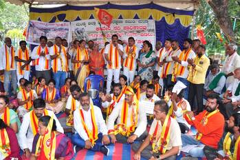 8ಕೆಎಂಎನ್ ಡಿ19,20ಮಂಡ್ಯ ಜಿಲ್ಲಾ ರೈತ ಹಿತರಕ್ಷಣಾ ಸಮಿತಿ ನಡೆಸುತ್ತಿರುವ ಅನಿರ್ಧಿಷ್ಟಾವಧಿ ಧರಣಿಗೆ ಕರುನಾಡ ವಿಜಯ ಸೇನೆ ಕಾರ್ಯಕರ್ತರು ಬೆಂಬಲ ನೀಡಿ ಪಾಲ್ಗೊಂಡರು.ಮಂಡ್ಯ ಸರ್‌ಎಂ.ವಿ ಪ್ರತಿಮೆ ಎದುರು ಜಿಲ್ಲಾ ರೈತ ಹಿತರಕ್ಷಮಾ ಸಮಿತಿ ನಡೆಸುತ್ತಿರುವ ಧರಣಿಯಲ್ಲಿ ಬಿಜೆಪಿ ಕಾರ್ಯಕರ್ತರು ಭಾಗವಹಿಸಿ ವ್ಯಕ್ತಿಯೊಬ್ಬ ಕುಂಭಕರ್ಣ ವೇಷ ಹಾಕಿಸಿ ಅಣಕು ಪ್ರದರ್ಶನ ನೀಡಿದರು. | Kannada Prabha