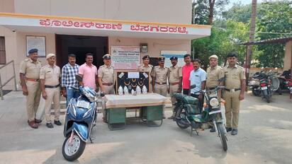 8ಕೆಎಂಎನ್ ಡಿ24ಆರೋಪಿಗಳಿಂದ ವಶಪಡಿಸಿಕೊಂಡ ಚಿನ್ನಾಭರಣ, ನಗದು ಹಾಗೂ ಬೈಕ್ ಗಳು. | Kannada Prabha