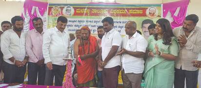 8ಕೆಎಂಎನ್ ಡಿ29ಹಲಗೂರಿನಲ್ಲಿ ನಡೆದ ವಿಶ್ವಕರ್ಮ ಸಮಾಜದ ಮಕ್ಕಳಿಗೆ ಪಠ್ಯ ಪರಿಕರಗಳ ವಿತರಣೆ ಕಾರ್ಯಕ್ರಮವನ್ನು ಗಣ್ಯರು ಉದ್ಘಾಟಿಸಿದರು. | Kannada Prabha