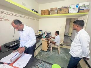 8ಕೆಎಂಎನ್ ಡಿ30ನಾಗಮಂಗಲ ಅಬಕಾರಿ ಇಲಾಖೆಯ ಮೇಲೆ ಲೋಕಾಯುಕ್ತ ಅಧಿಕಾರಿಗಳು ದಾಳಿ ನಡೆಸಿ ಕಚೇರಿಯಲ್ಲಿನ ಕಡತಗಳನ್ನು ಪರಿಶೀಲಿಸುತ್ತಿರುವುದು. | Kannada Prabha