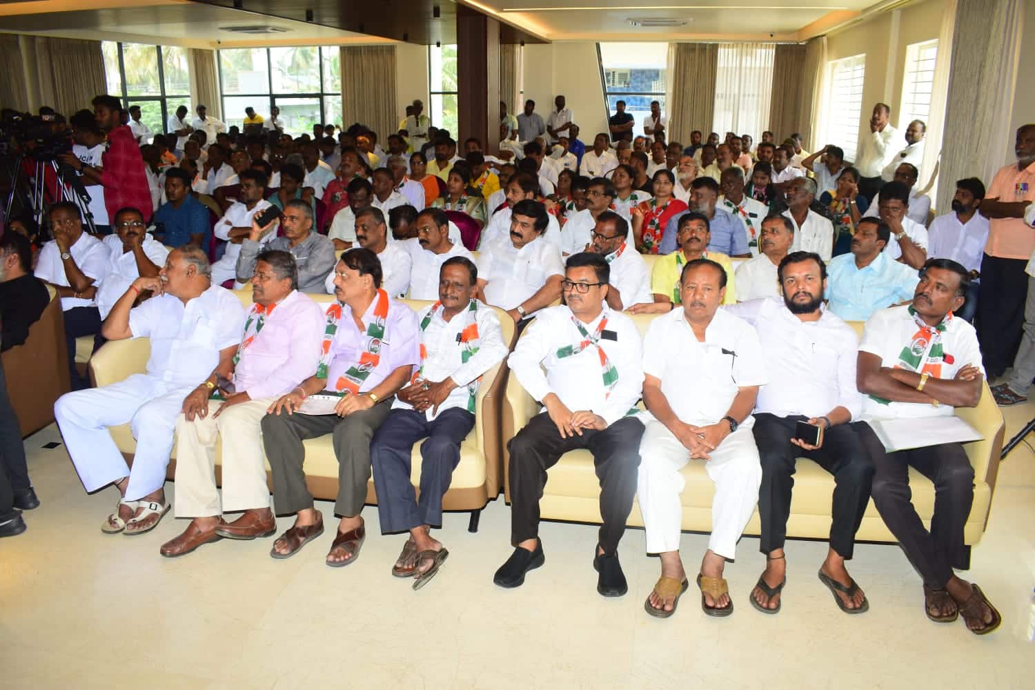 ೮ಕೆಎಂಎನ್‌ಡಿ-೧ಲೋಕಸಭೆ ಚುನಾವಣೆಗೆ ಅಭ್ಯರ್ಥಿ ಆಯ್ಕೆ ಸಂಬಂಧ ಮಂಡ್ಯದ ಸುಮರವಿ ಕಲ್ಯಾಣಮಂಟಪದಲ್ಲಿ ನಡೆದ ಸಭೆಯಲ್ಲಿ ನೆರೆದಿದ್ದ ಕಾರ್ಯಕರ್ತರು. | Kannada Prabha