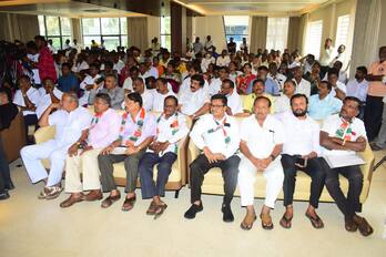 ೮ಕೆಎಂಎನ್‌ಡಿ-೧ಲೋಕಸಭೆ ಚುನಾವಣೆಗೆ ಅಭ್ಯರ್ಥಿ ಆಯ್ಕೆ ಸಂಬಂಧ ಮಂಡ್ಯದ ಸುಮರವಿ ಕಲ್ಯಾಣಮಂಟಪದಲ್ಲಿ ನಡೆದ ಸಭೆಯಲ್ಲಿ ನೆರೆದಿದ್ದ ಕಾರ್ಯಕರ್ತರು. | Kannada Prabha