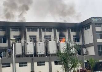 ೮ಕೆಎಂಎನ್‌ಡಿ-೩ಮನ್‌ಮುಲ್ ಮೆಗಾಡೇರಿಯ ಸಿಹಿ ಉತ್ಪನ್ನಗಳ ಪ್ಯಾಕಿಂಗ್ ವಸ್ತುಗಳ ಘಟಕದಲ್ಲಿ ಬೆಂಕಿ ಅವಘಡ ಸಂಭವಿಸಿರುವ ದೃಶ್ಯ. | Kannada Prabha