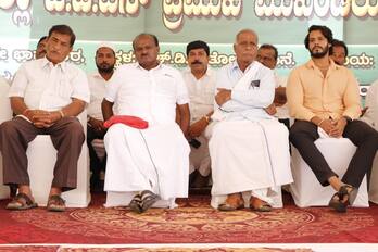 8ಕೆಆರ್ ಎಂಎನ್‌ 1.ಜೆಪಿಜಿಬಿಡದಿ ಸಮೀಪದ ಕೇತಗಾನಹಳ್ಳಿಯ ತೋಟದ ಮನೆಯಲ್ಲಿ ಮಾಜಿ ಸಿಎಂ ಕುಮಾರಸ್ವಾಮಿ ಅಧ್ಯಕ್ಷತೆಯಲ್ಲಿ ಜೆಡಿಎಸ್ ಮುಖಂಡರ ಸಭೆ ನಡೆಯಿತು. | Kannada Prabha