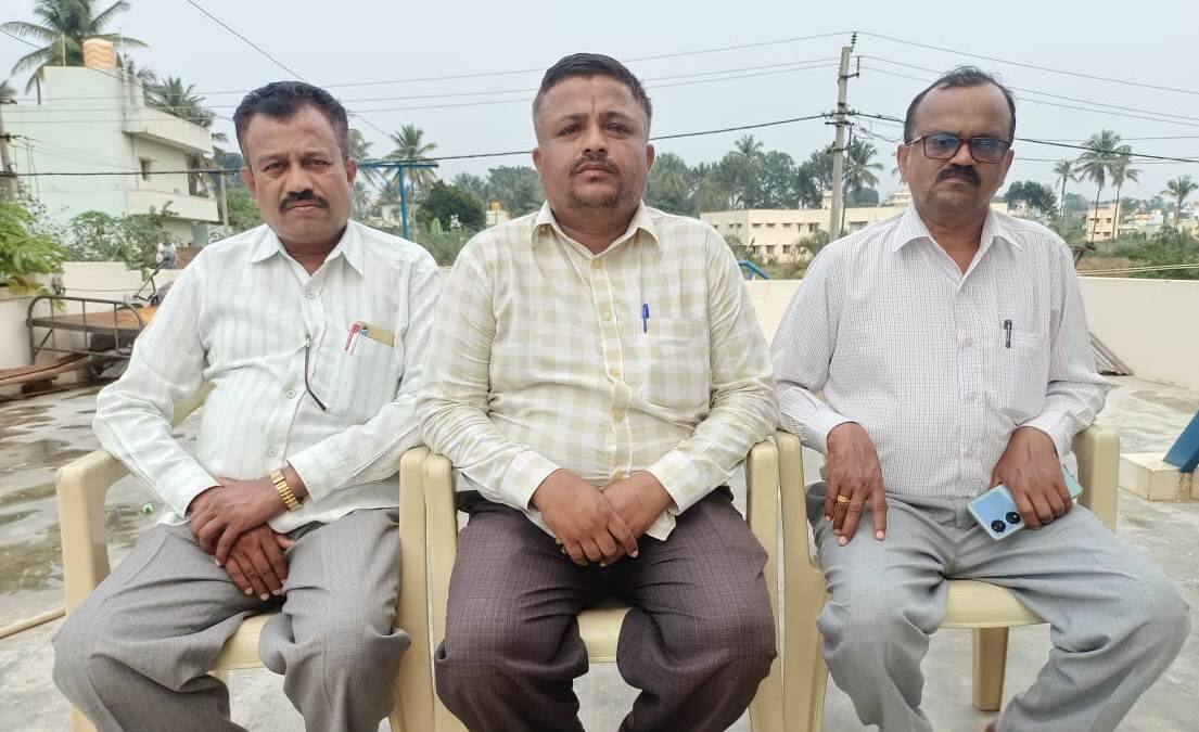 ಪೋಟೋ 8ಮಾಗಡಿ1: ಮಾಗಡಿ ಪಟ್ಟಣದಲ್ಲಿ ತಾಲೂಕಿನ ತೂಬಿನಕೆರೆ ಸಕರ್ಾರಿ ಕಿರಿಯ ಪ್ರಾಥಮಿಕ ಪಾಠಶಾಲೆಯ ಪ್ರಭಾರಿ ಮುಖ್ಯಶಿಕ್ಷಕ ಸಿದ್ದಲಿಂಗಯ್ಯ ಪತ್ರಿಕಾಗೋಷ್ಠಿ ನಡೆಸಿ ಮಾತನಾಡಿದರು. | Kannada Prabha