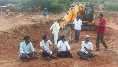 ಫೋಟೋ 8ಪಿವಿಡಿ3ಪಟ್ಟಣದ ಎಪಿಎಂಸಿ ಹಿಂಬಾಗದಲ್ಲಿ ಉದ್ಯಮಿಯೊಬ್ಬರು ಲೇ ಔಟ್‌ ನಿರ್ಮಿಸುವ ಹಿನ್ನಲೆಯಲ್ಲಿ ಎಸ್‌ಸಿ ಫಲಾನುಭವಿಯಿಂದ ಜಮೀನು ಕಬಳಿಕೆ ಹಾಗೂ ಬೆಟ್ಟದ ಬುಡ್ಡದಲ್ಲಿ ಬಡವರ ನಿವೇಶನಕ್ಕೆ ಮೀಸಲಿದ್ದ ಸರ್ಕಾರಿ ಜಮೀನು ಒತ್ತುವರಿ ವಿರೋಧಿಸಿ ದಲಿತ ಸಂಘಟನೆಗಳಿಂದ ಪ್ರತಿಭಟನೆ ಕಾಮಗಾರಿಗೆ ತಡೆಹಿಡಿದರು.      | Kannada Prabha